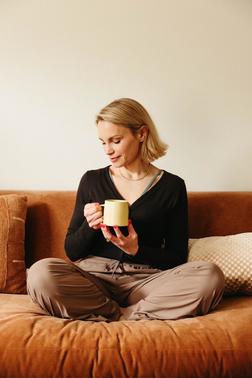 Mulher tomando café usando loungewear.