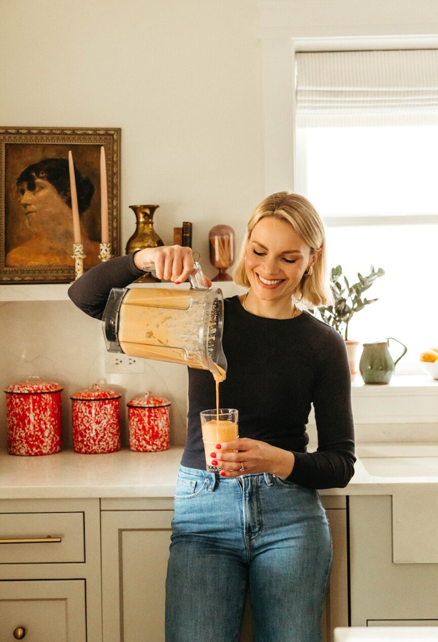 Woman making smoothie_postpartum meal preparation