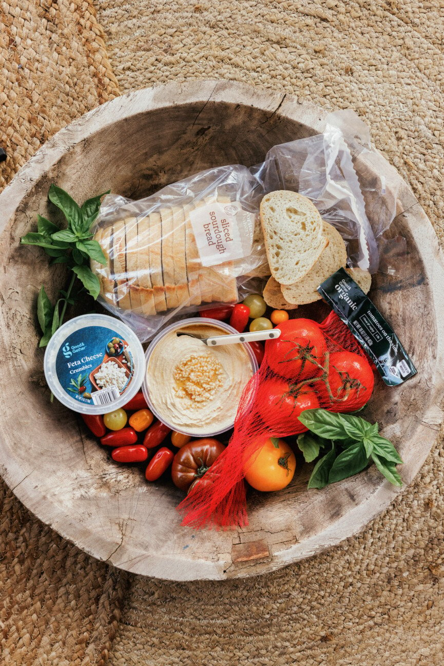 Hummus toast ingredients.