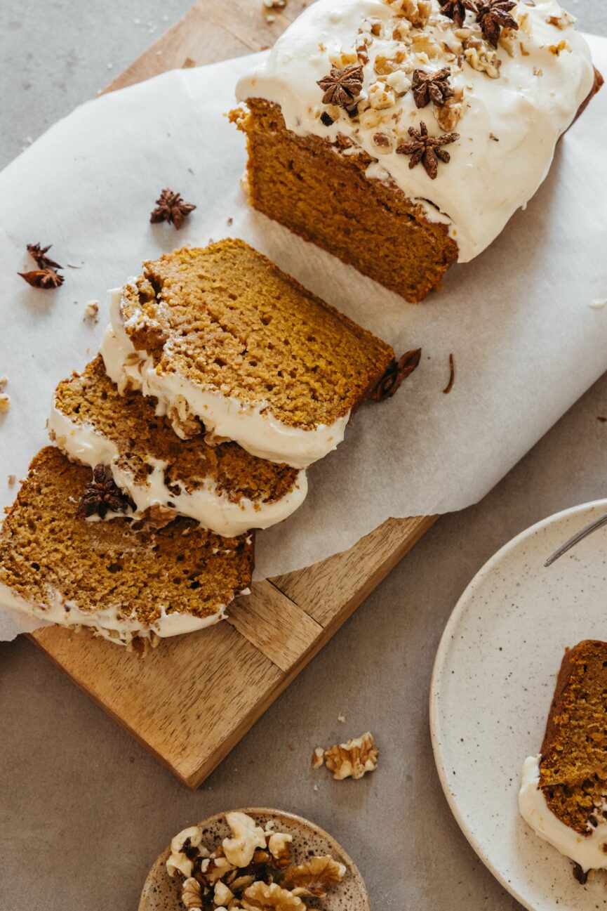 pumpkin cake with cream cheese frosting_easy dessert recipes to feed a crowd