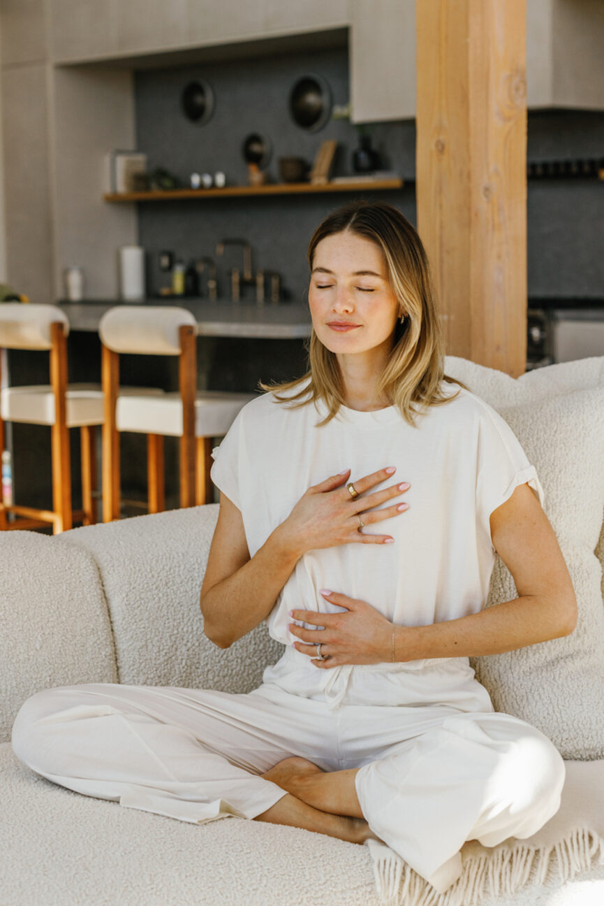 Sanne Vloet meditando.