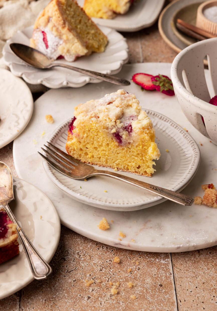 Pedaço de bolo de morango e azeite