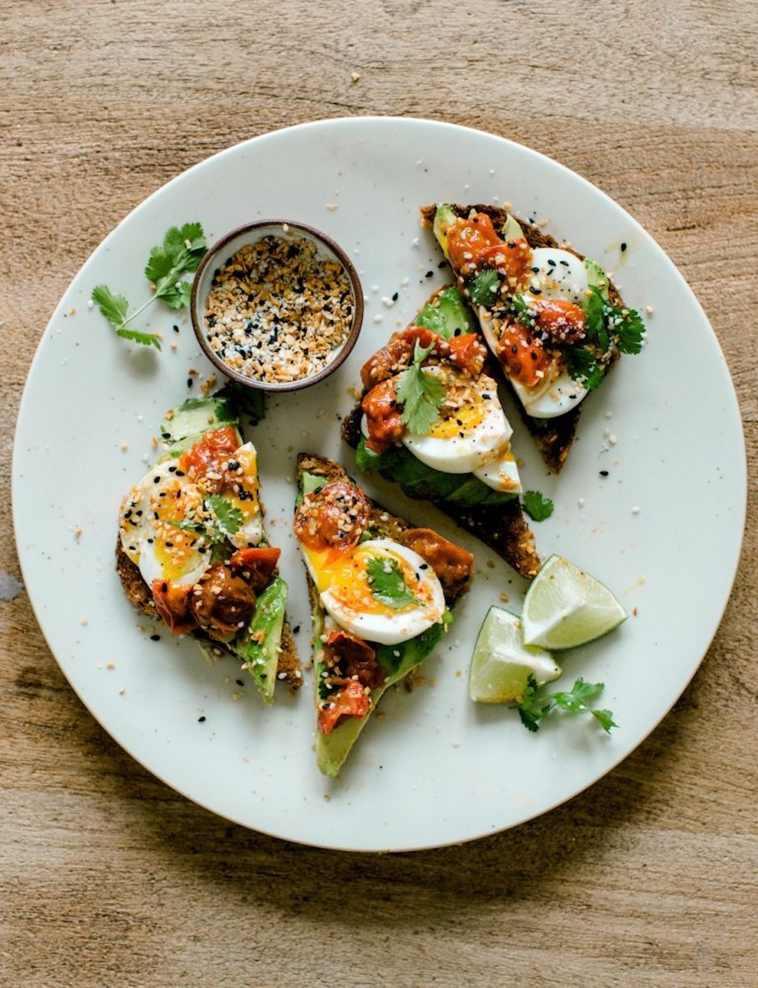 Healthy Avocado Toast Recipe Topped With Tomatoes and Eggs