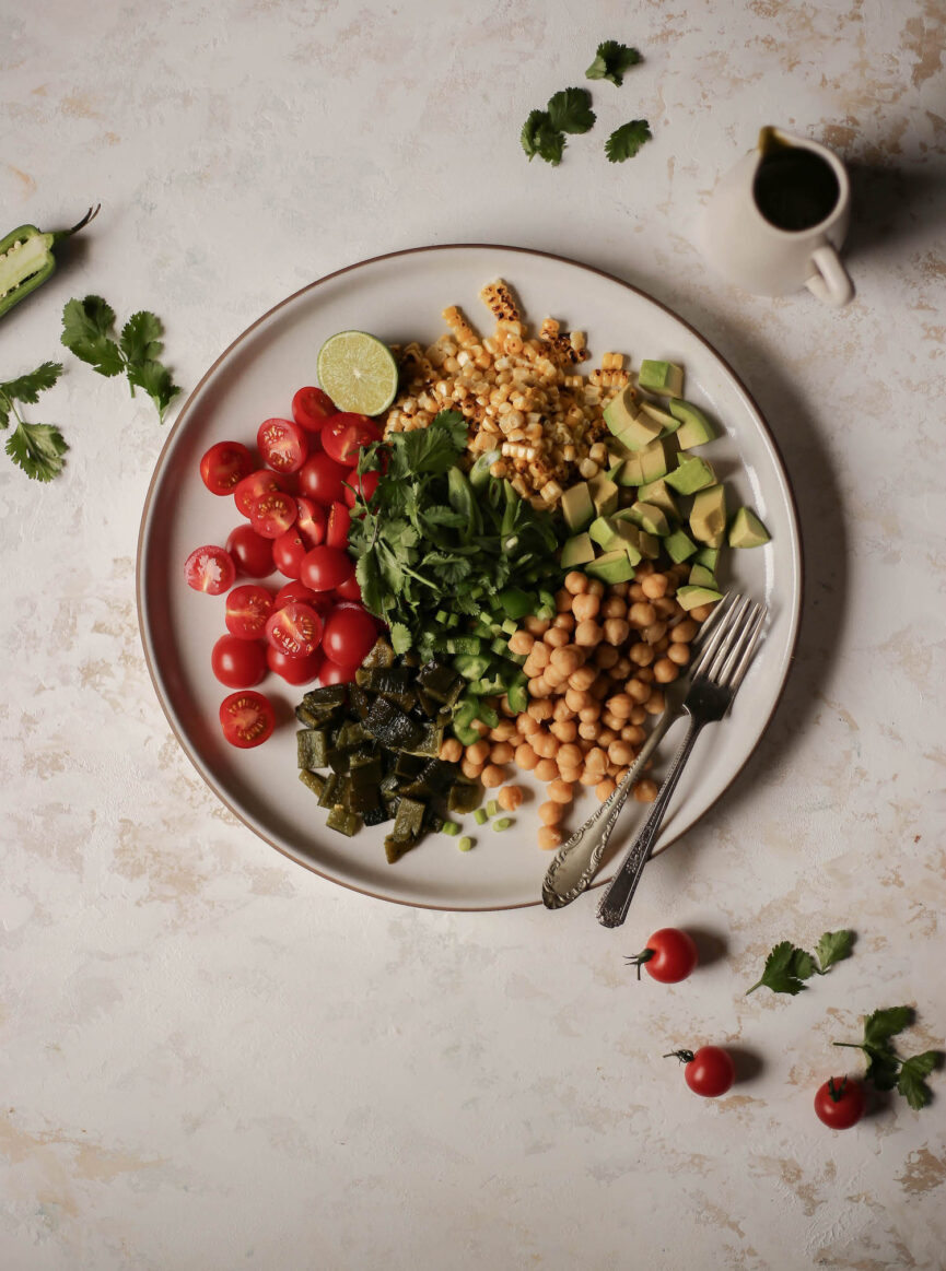 Ensalada de garbanzos, maíz y aguacate con vinagreta de chile poblano asado