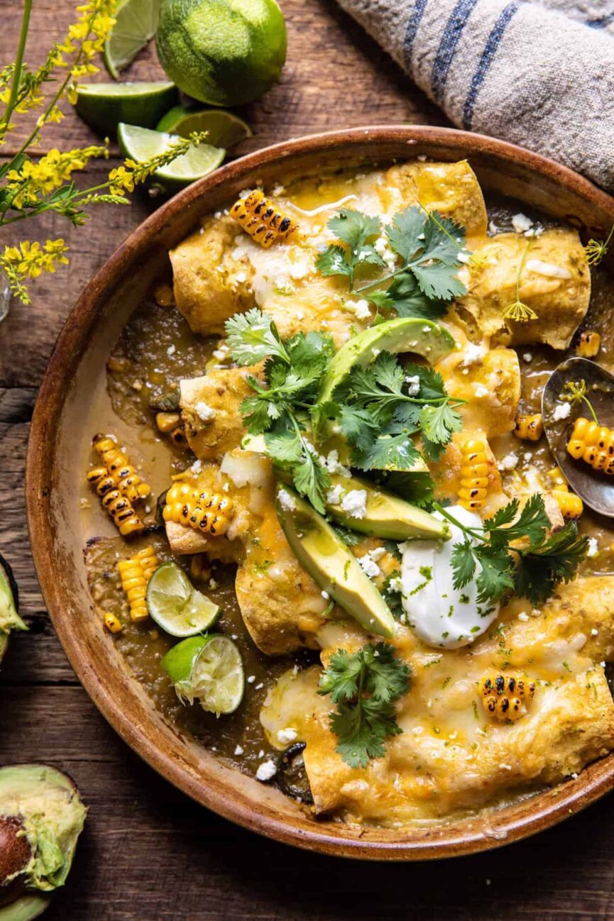 Enchiladas de frango com milho e queijo cheddar em assadeira da Half Baked Harvest