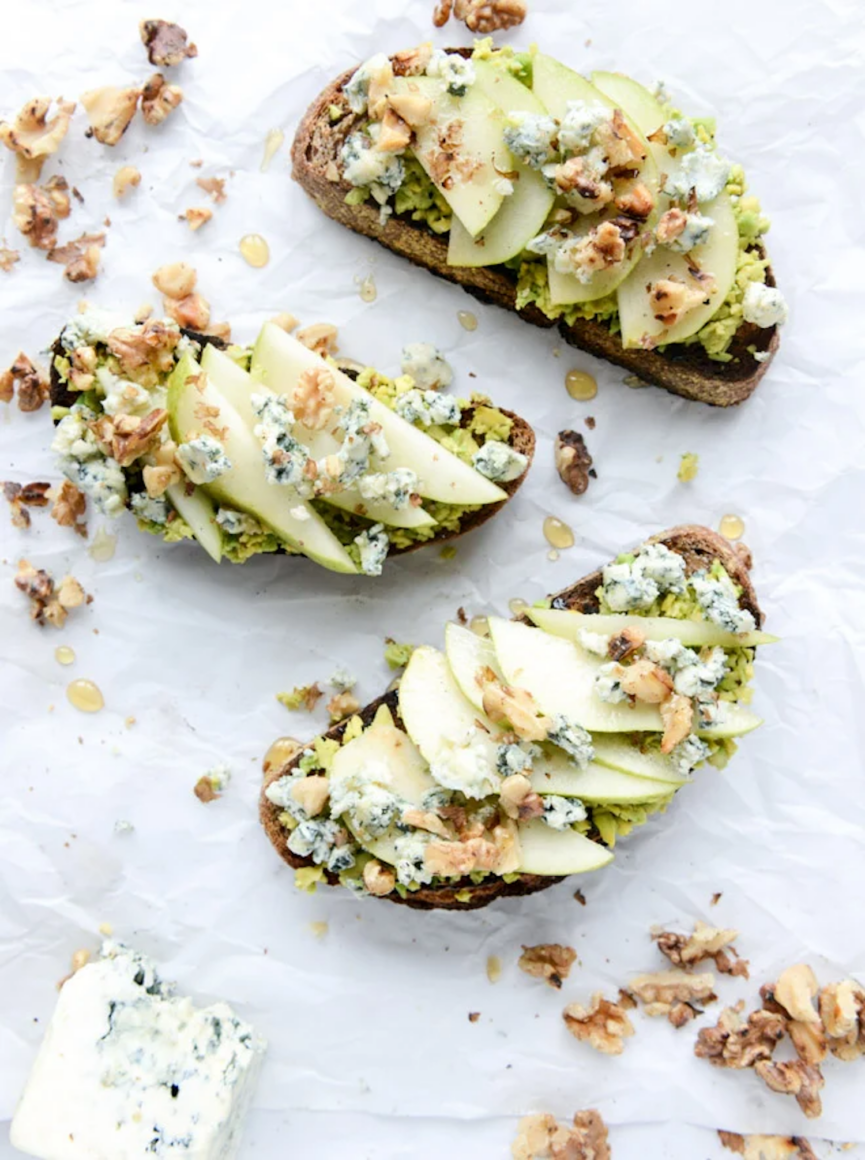 Tostada de aguacate con gorgonzola, peras y nueces tostadas de How Sweet Eats