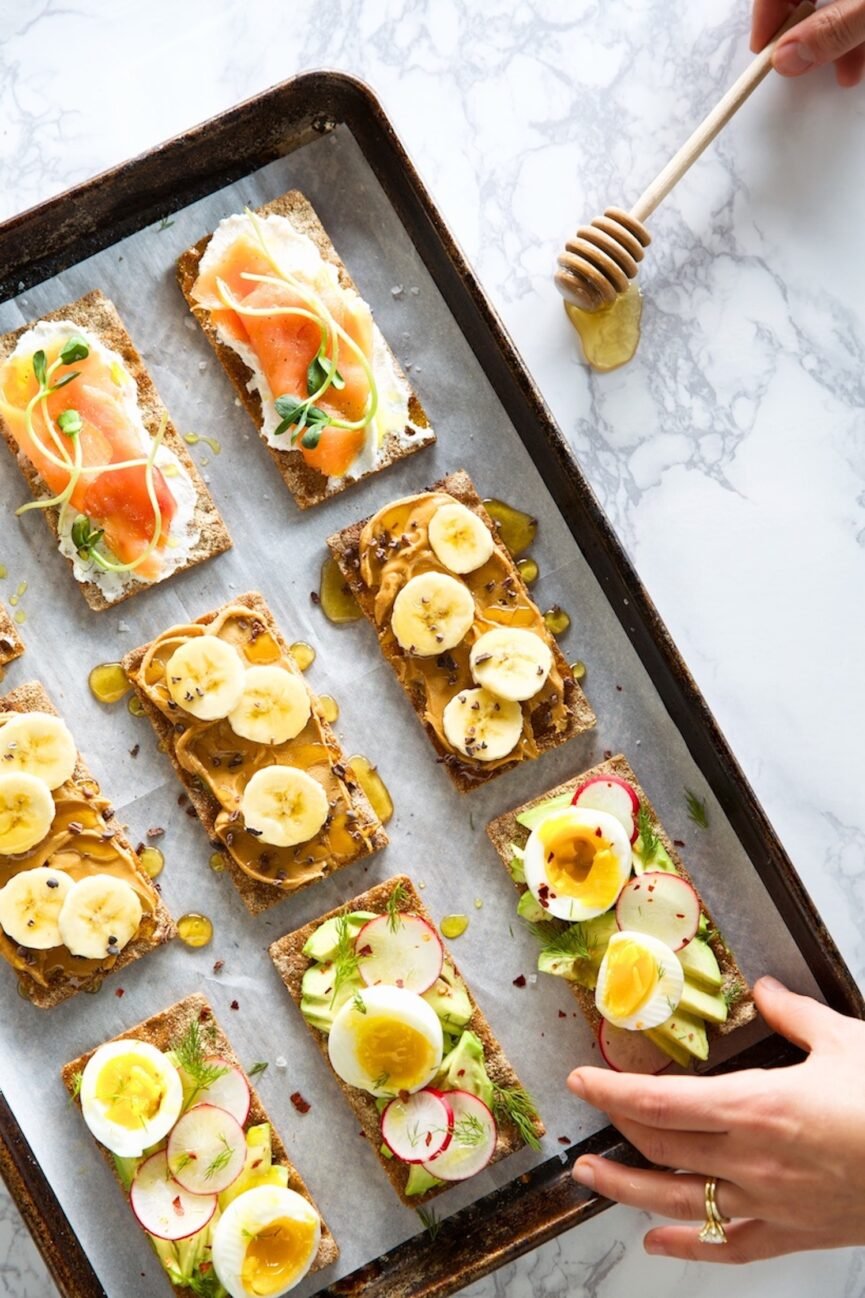 Tostada de desayuno con aguacate y galletas wasa