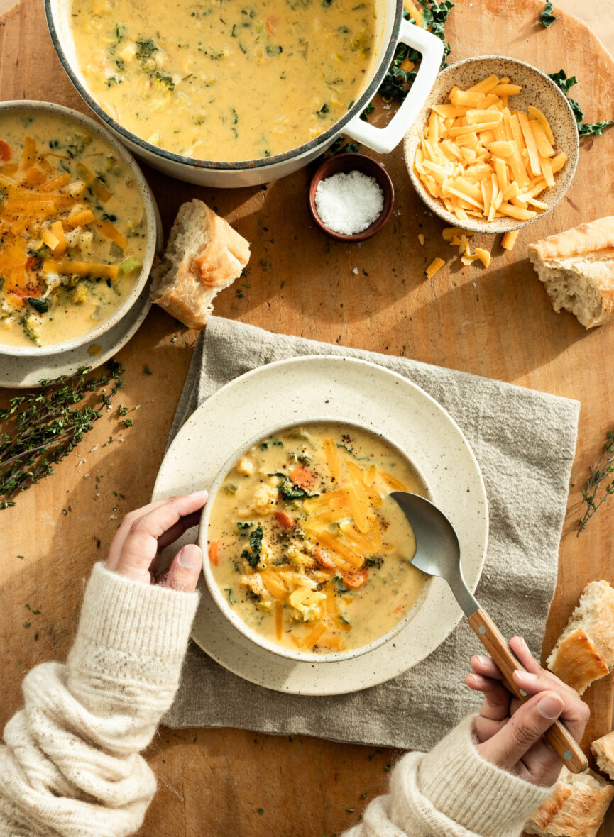 Sopa de brócoli y queso cheddar: alimentos de otoño para el equilibrio hormonal