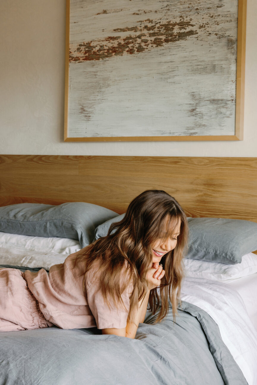 Mujer en la cama.