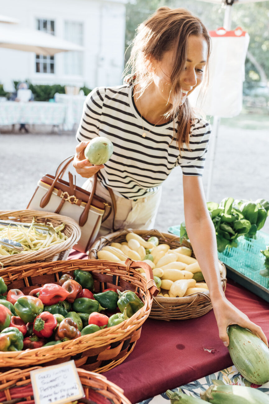 Camille Styles comprando vegetais no mercado de produtores rurais.