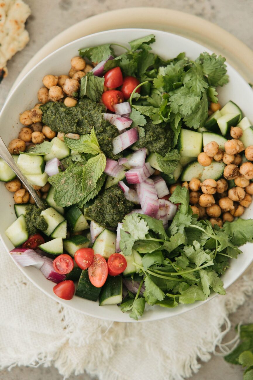 Ensalada de garbanzos y comino con chutney de menta