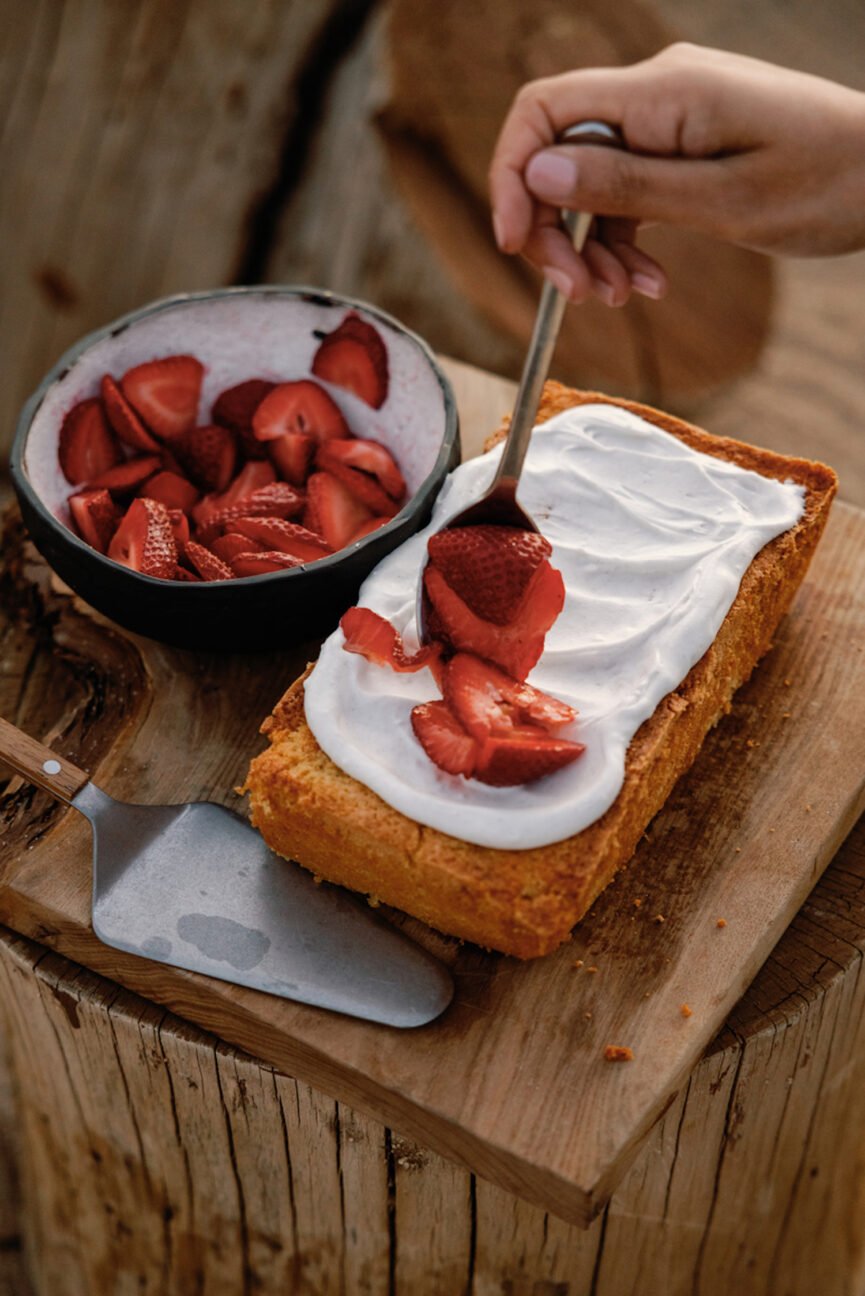 Sirviendo pastel de fresa en una cena