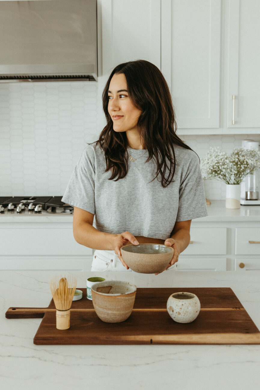 Mulher fazendo matcha na cozinha.