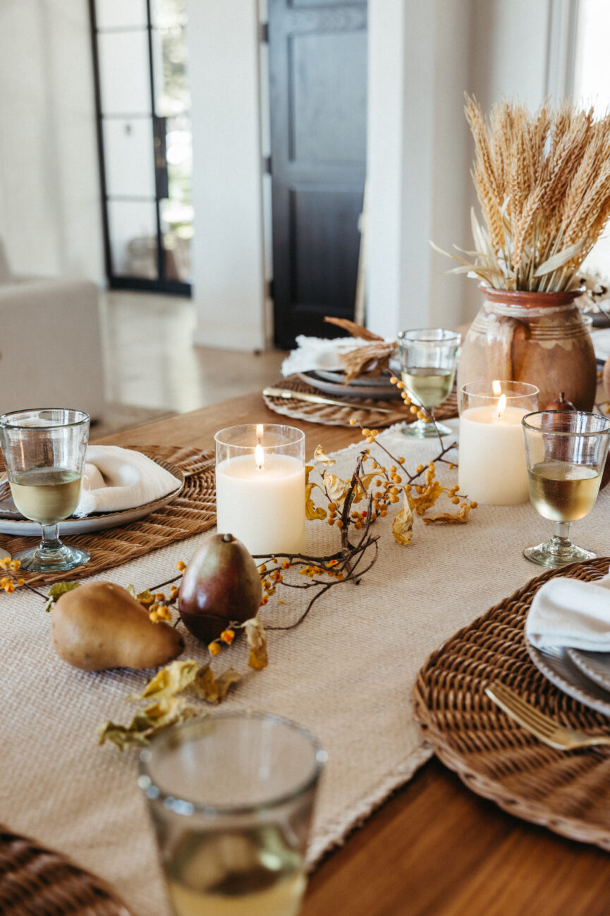 Mesa de Acción de Gracias con verduras de temporada de otoño