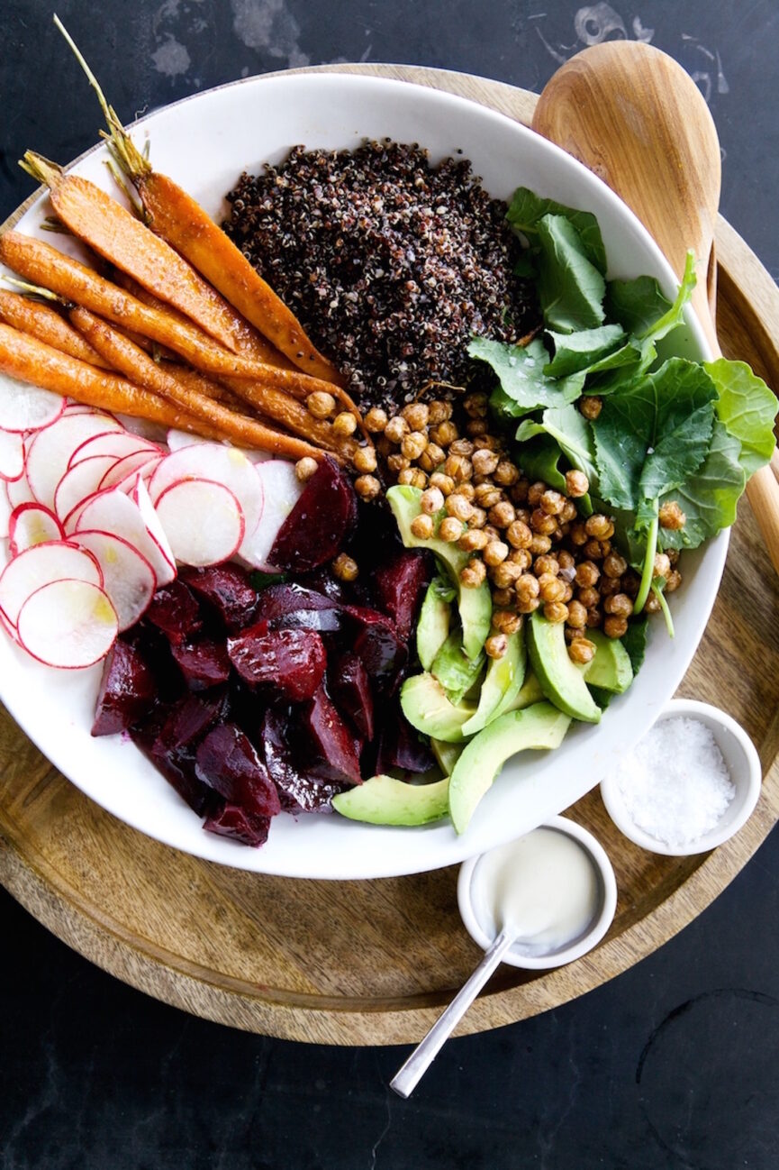 Salada de vegetais de raiz e quinoa com vinagrete de tahine e bordo