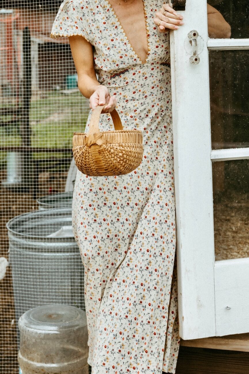 Mulher usando vestido floral carregando cesta