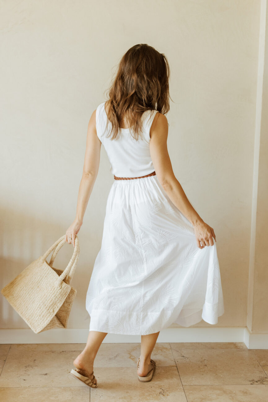 Mulher usando vestido longo branco