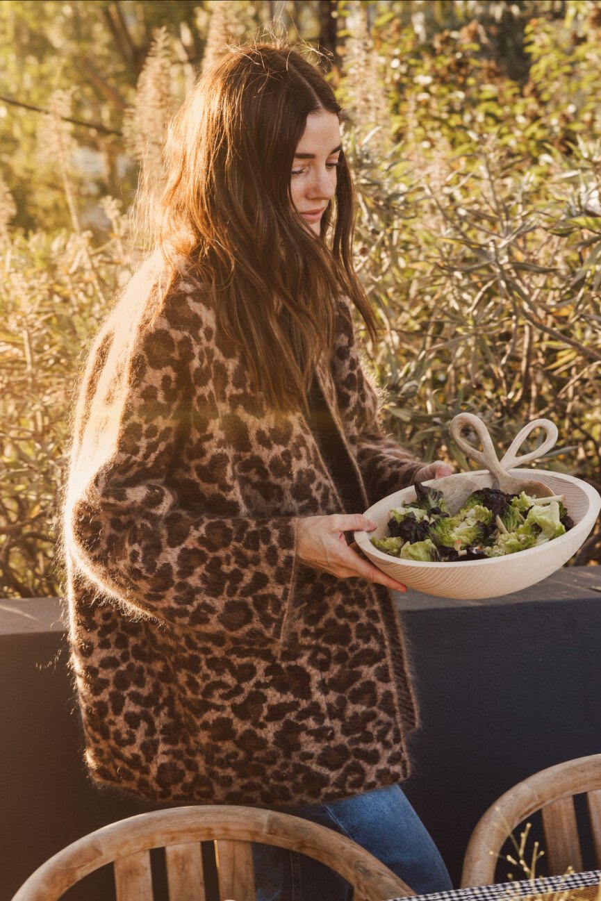 Jantar de outono de Betsy Sadler em Los Angeles, casaco de leopardo