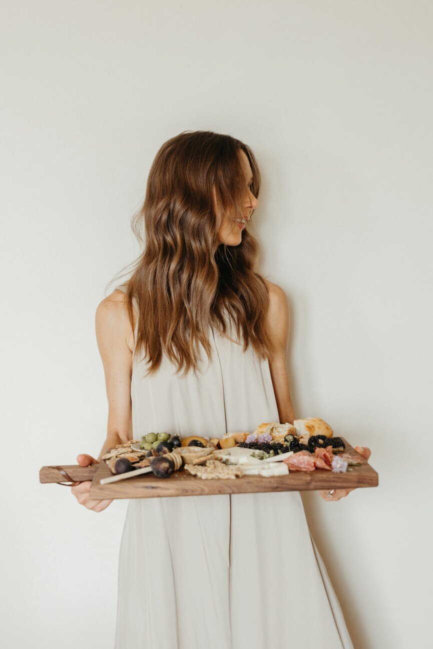 Camille Styles con tabla de quesos de verano: el mejor queso para charcutería