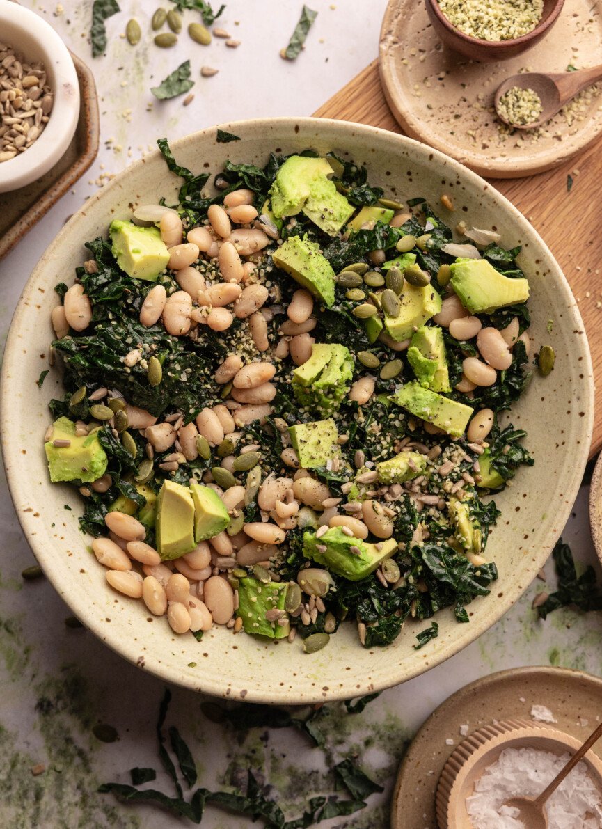 Ensalada fácil de frijoles blancos con col erizada erewhon