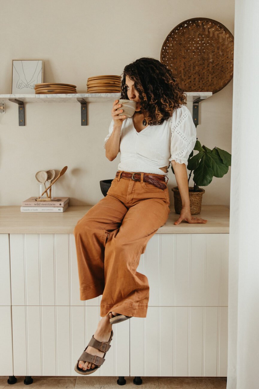 Woman wearing transitional fall capsule wardrobe outfit.