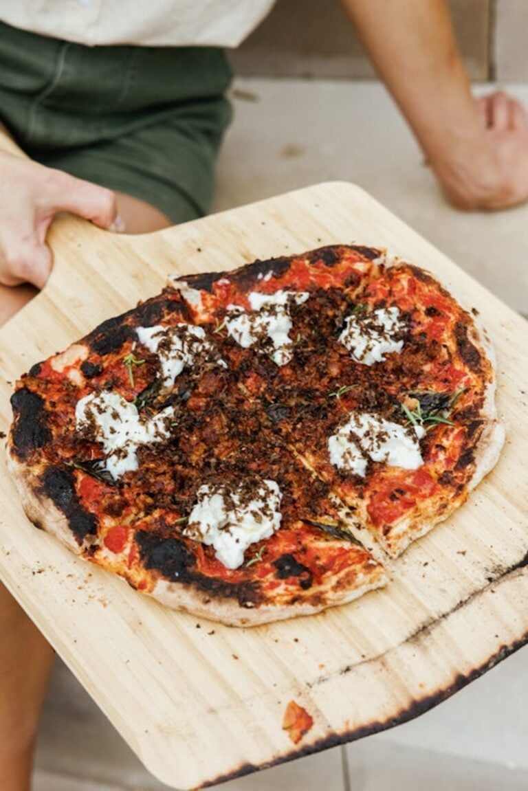 pizza de burrata con salchicha