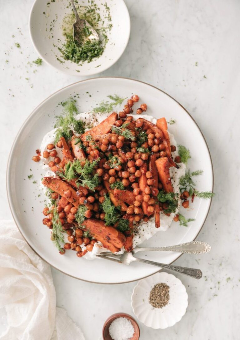 tazón de batata y garbanzos con yogur feta_recetas saludables de comida reconfortante