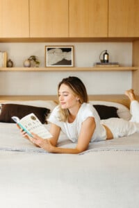 Sanne Vloet reading in bed_biological age