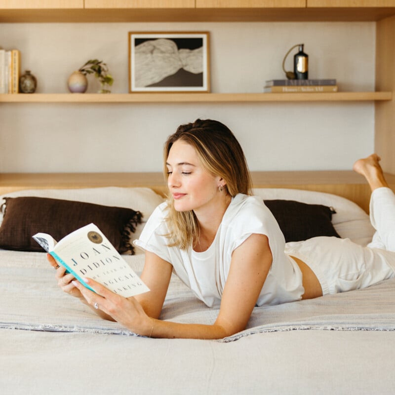 Sanne Vloet reading in bed