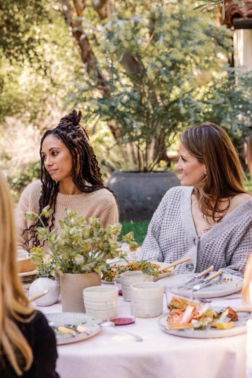 Mulheres envolvidas em conversas difíceis à mesa de jantar.