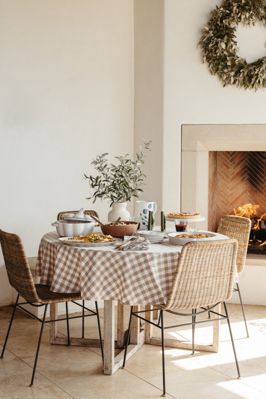 Friendsgiving table setting