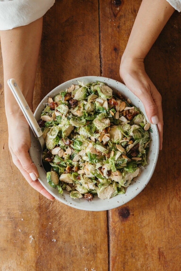 salad kubis brussel serut dengan saus lemon