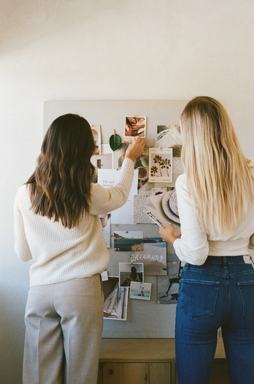 Mari Llewellyn e Camille Styles With Vision Board