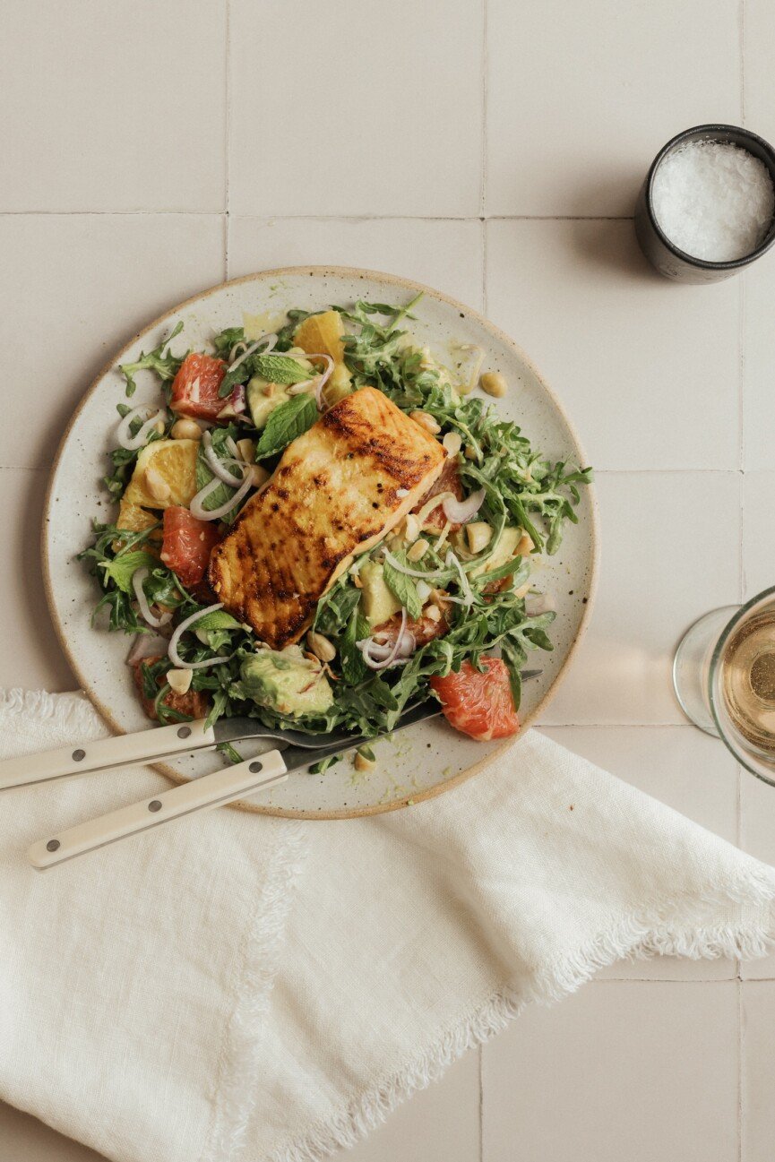 Ensalada de salmón de cítricos con aguacate, camisa amarilla