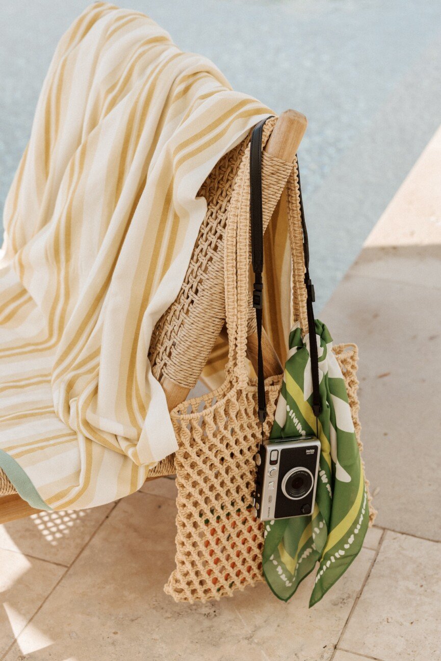 feel good summer essentials pool chair and bag