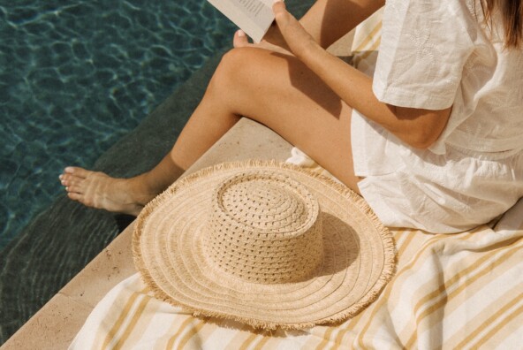 feel good summer essentials reading by pool
