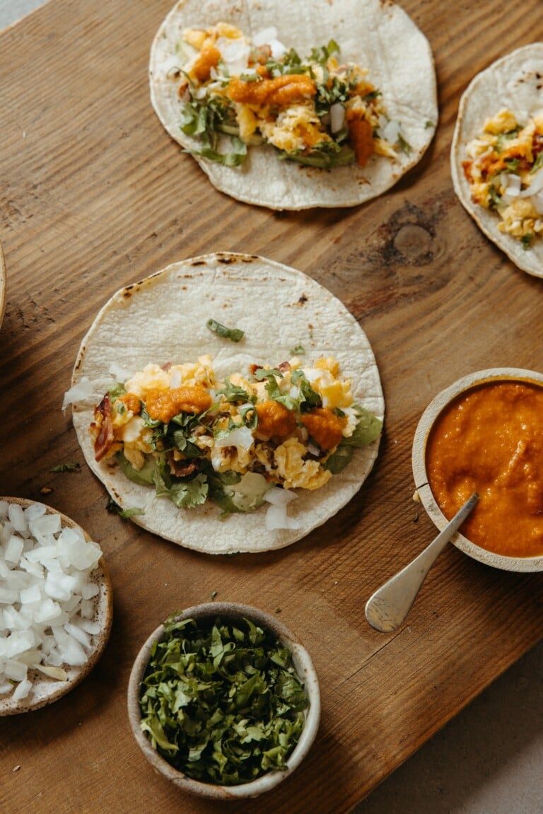 Ontbijttaco met spek, eieren en avocado