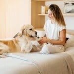 Sanne Vloet reading with dog