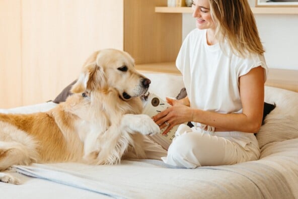 Sanne Vloet reading with dog