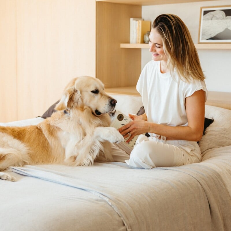 Sanne Vloet reading with dog