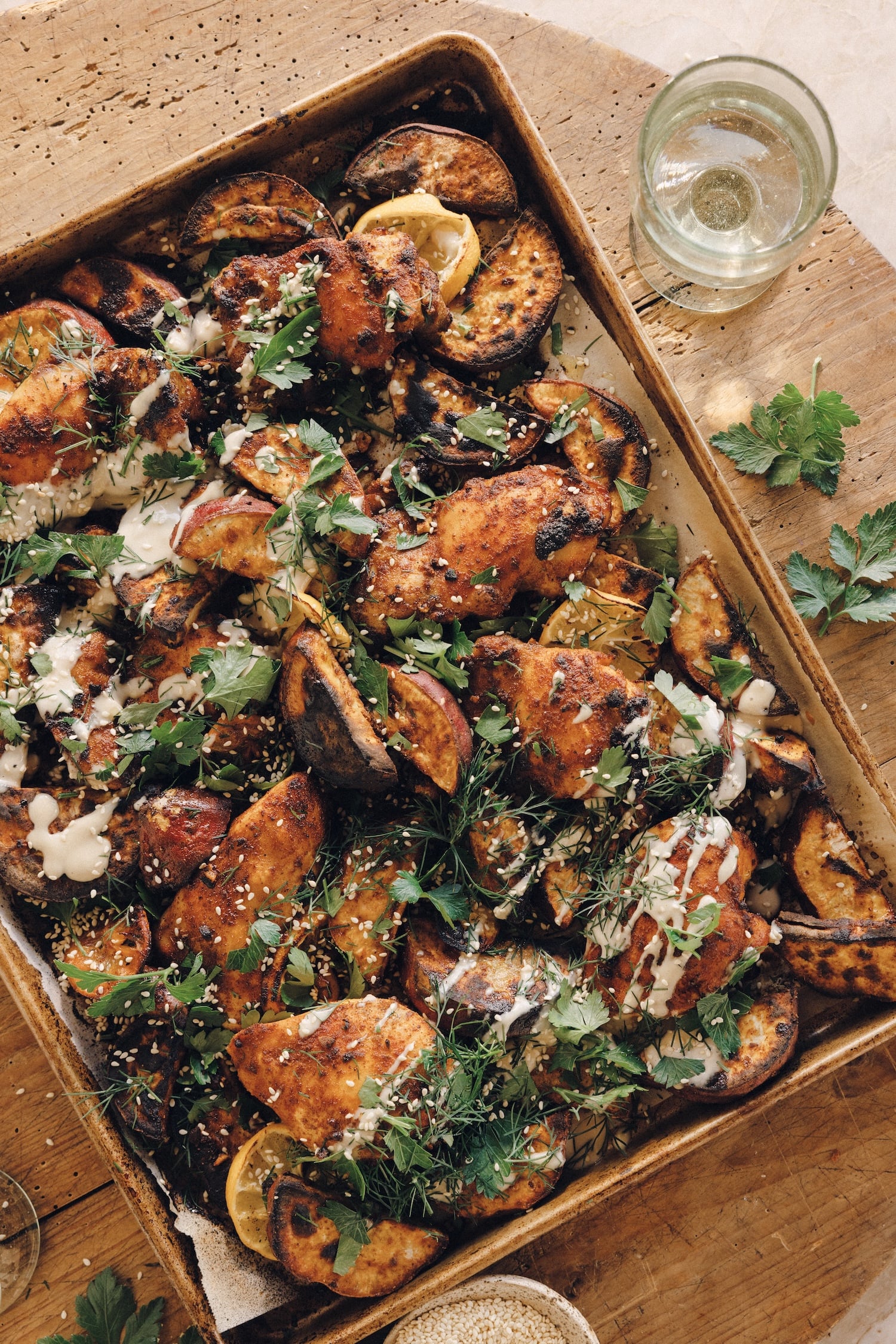 Pannenkip met Japanse zoete aardappelen en Tahini Drizzle