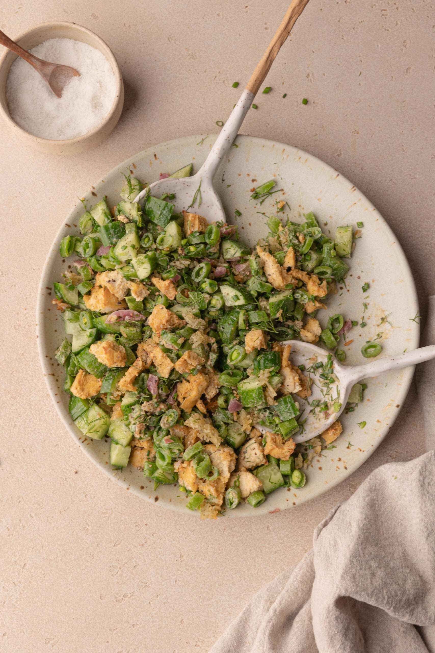 Komkommersalade met knapperige rijst (de perfecte voorbereidingslunch)