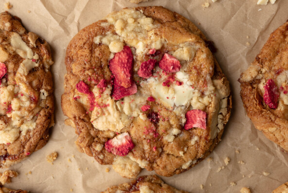 strawberry crumble cookie