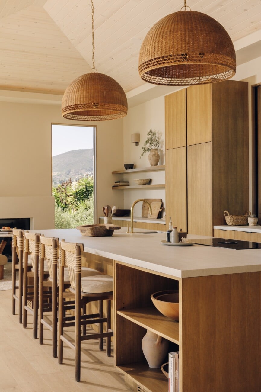 camille-styles-malibu-house-great room-lighting2