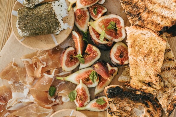 grilled bread with figs and goat cheese - simple summer appetizer
