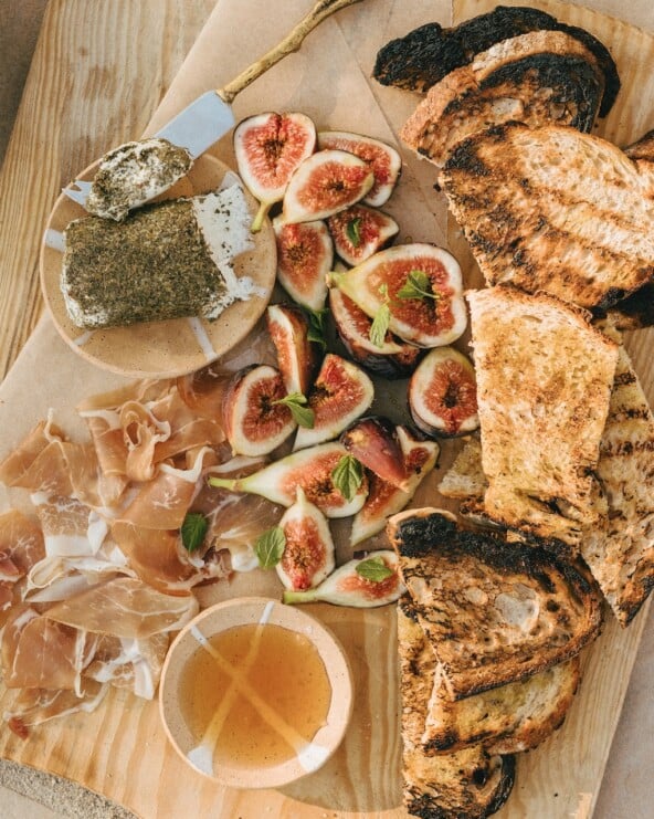grilled bread with figs and goat cheese - simple summer appetizer
