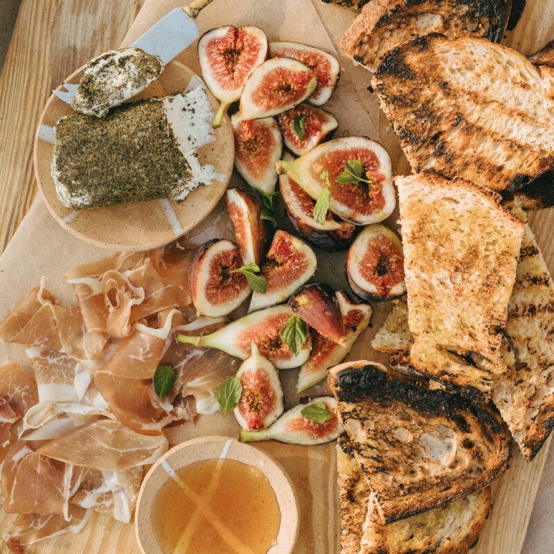 grilled bread with figs and goat cheese - simple summer appetizer