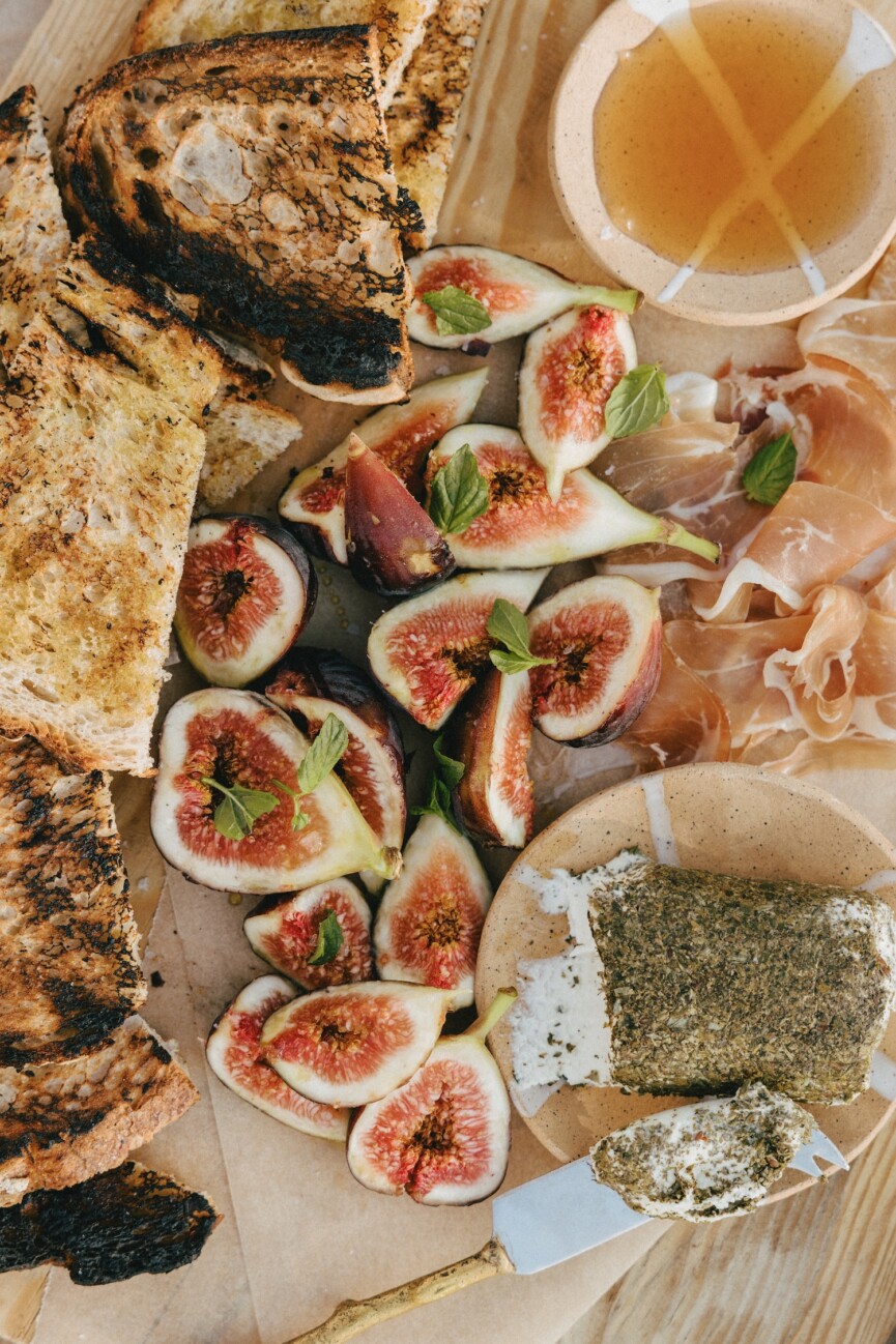 grilled bread with figs and goat cheese - simple summer appetizer