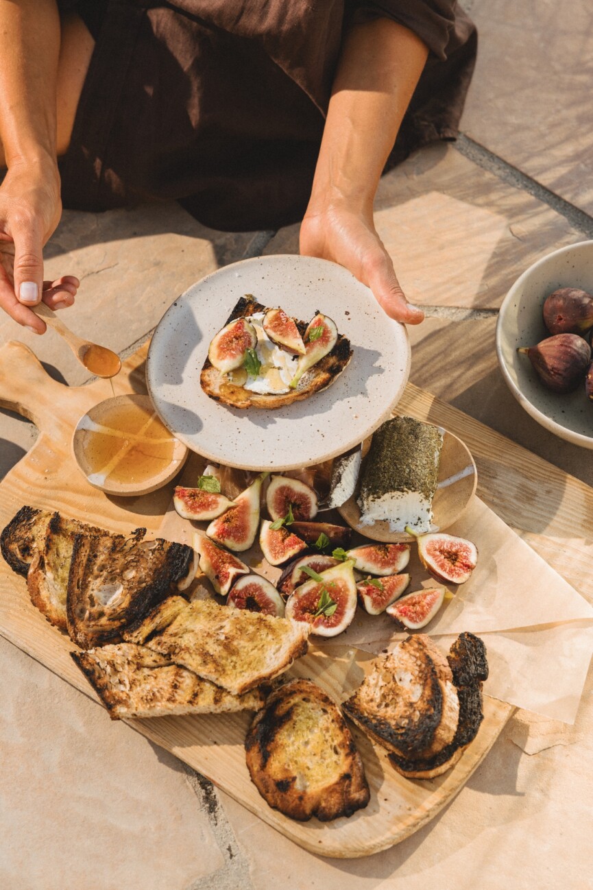 grilled bread with figs and goat cheese - simple summer appetizer